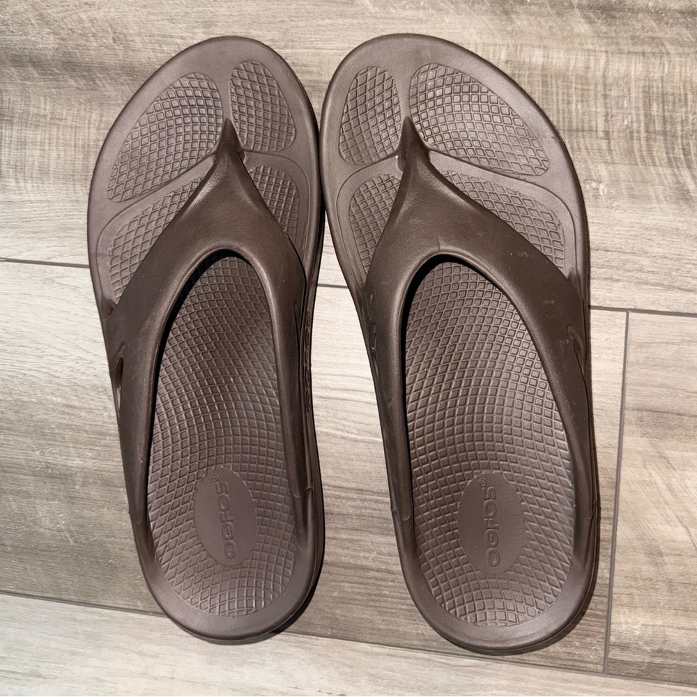 OOFOS Brown women Recovery Flip Flops Supportive Foam Sandals men’s 9 women’s 11